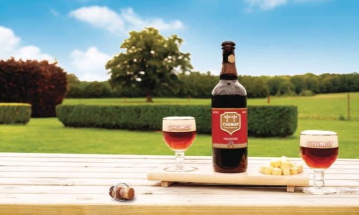 Chimay Rood 75cl fles buiten op tafel Chimay Rood 75cl fles buiten op tafel